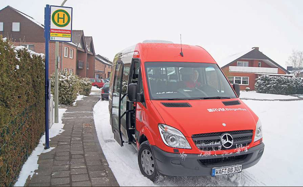 Bürgerbus an der Haltestelle im Schnee