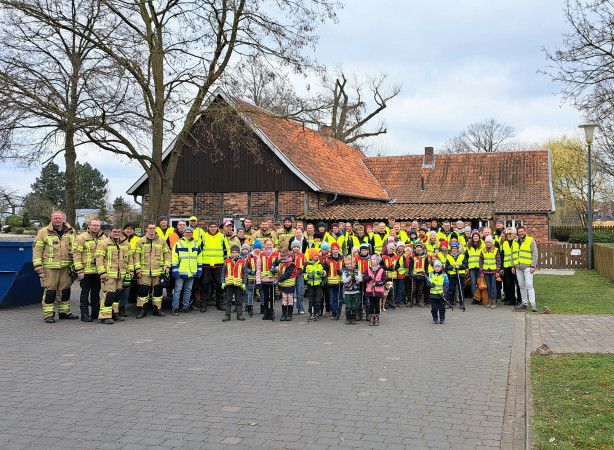 Gruppenbild der Dorfsäuberungsaktion