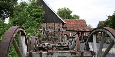 Kutschenbock vor dem Hof der alten Stellmacherei in Hoetmar