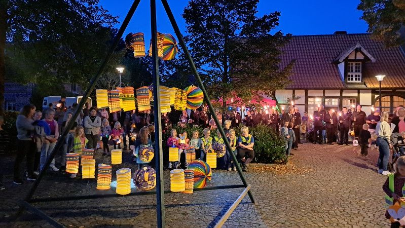 Laternenlaufen an der Pyramide